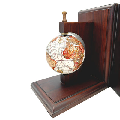 Stijlvolle boekensteunen met retro globes en gravure