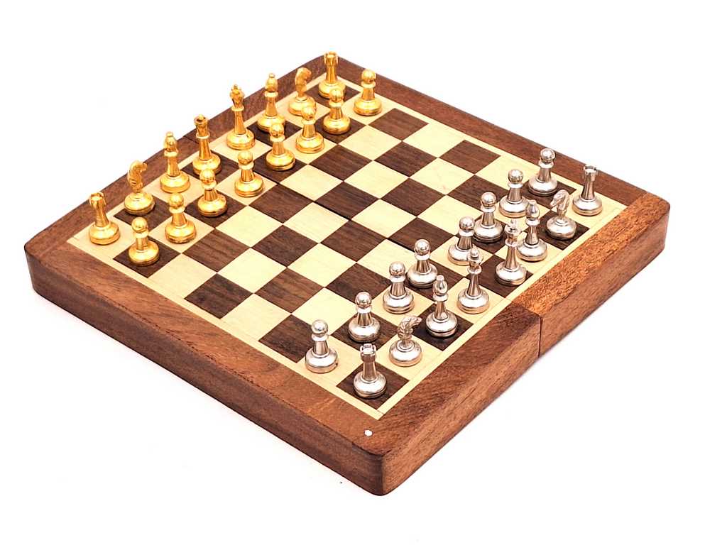 Magnetisch messing schaakspel in een houten doos met gepersonaliseerde gravure