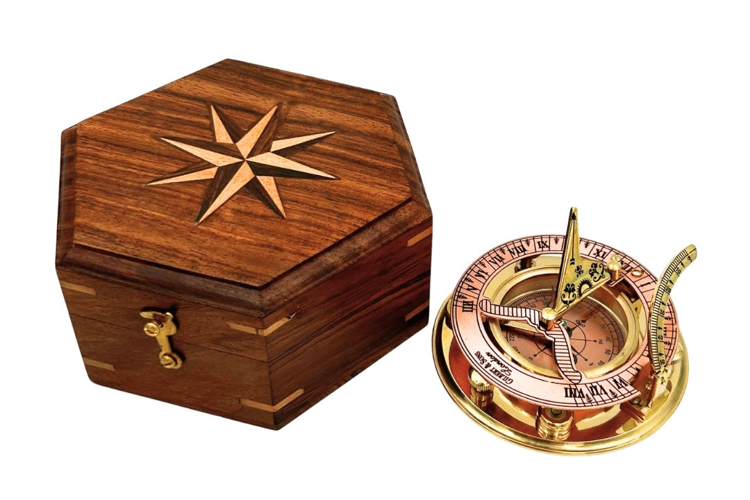 Messing kompas met zonnewijzer in elegante houten doos - ideaal cadeau met personalisatiemogelijkheid door gravure - retrostijl, klassieke uitvoering, hoge kwaliteit