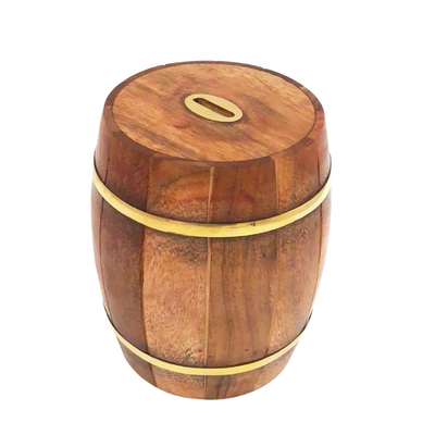 Grote houten spaarpot in de vorm van een ton met messing beslag