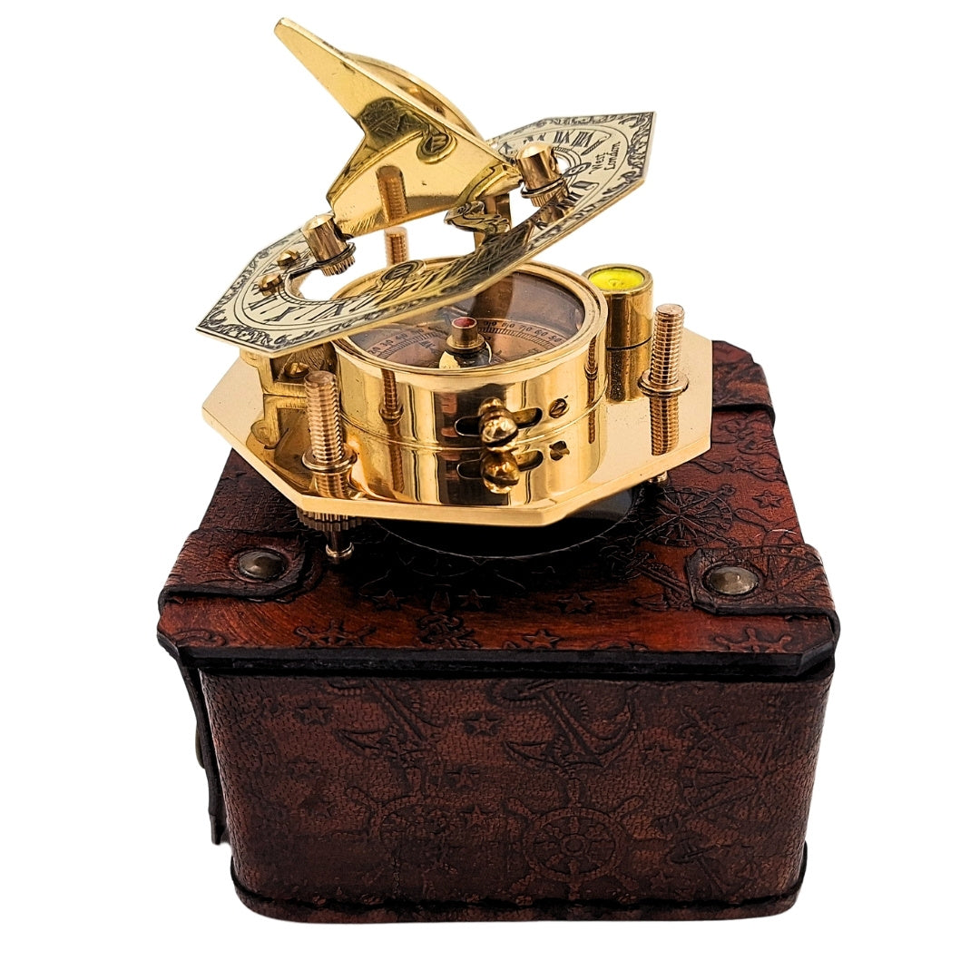 Messing kompas in stijlvolle leren doos met graveermogelijkheid – retro vintage cadeau voor reiziger, zeiler - 8 cm hoog, elegant messing design