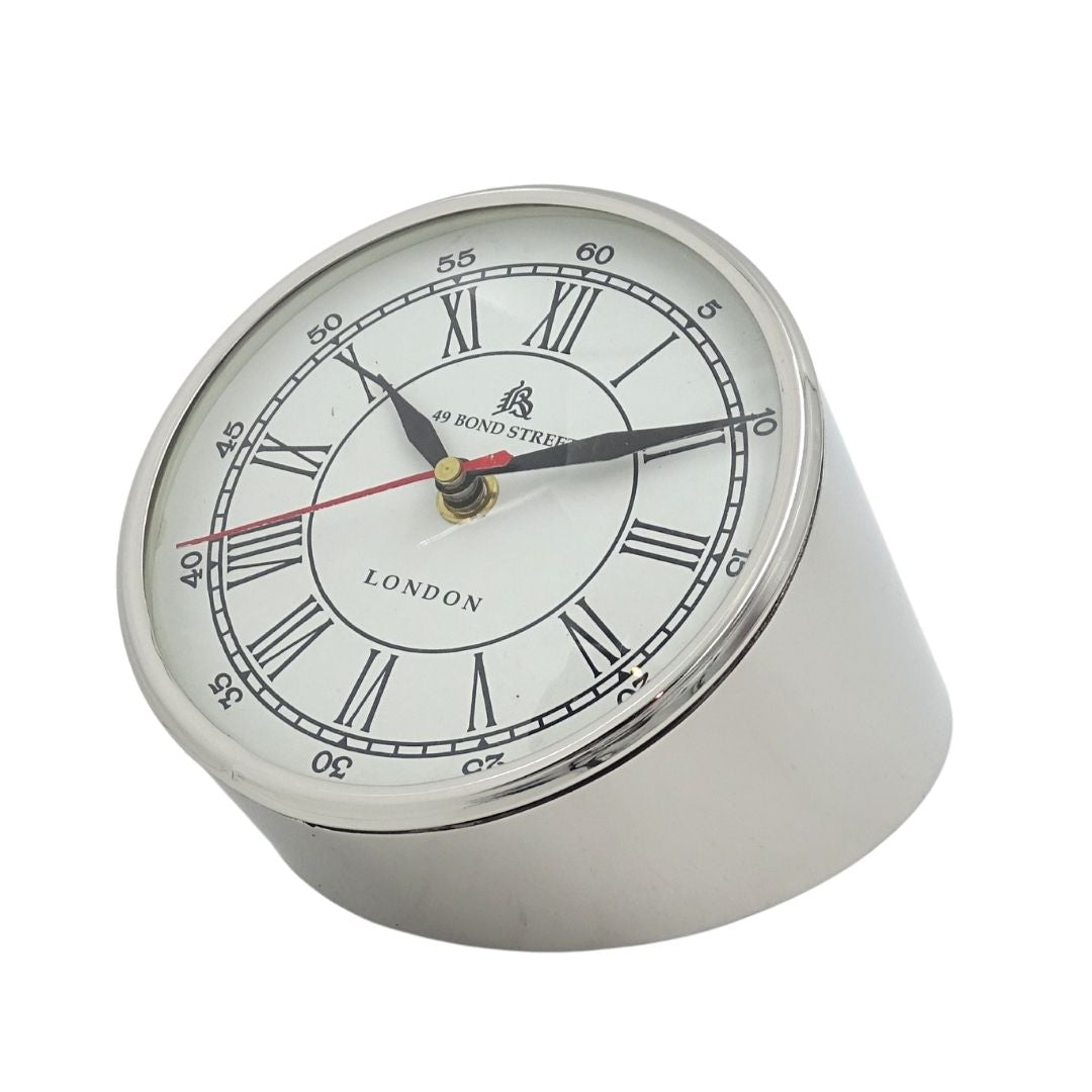 Metalen bureauklok CLK-0212 met gravure - gepersonaliseerd cadeau in zilver, wit of zwart, hoogte 19 cm, moderne stijl met Romeinse en Arabische cijfers