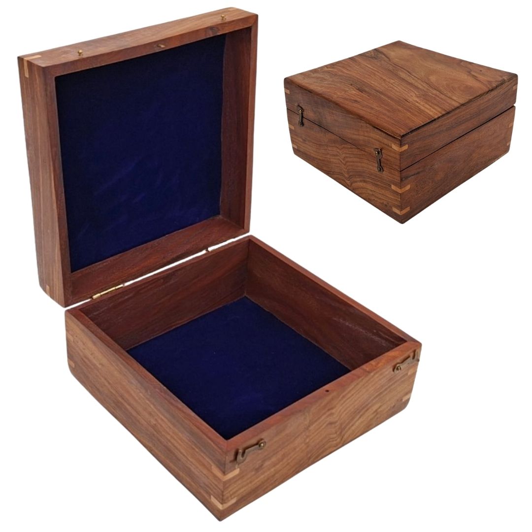 Elegante houten geschenkdoos 20x20x11 cm met marineblauwe inzet en optie voor personalisatie door gravure