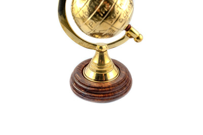 Decoratieve metalen wereldbol GWB61 met handgegraveerde contouren van continenten en mogelijkheid tot personalisatie
