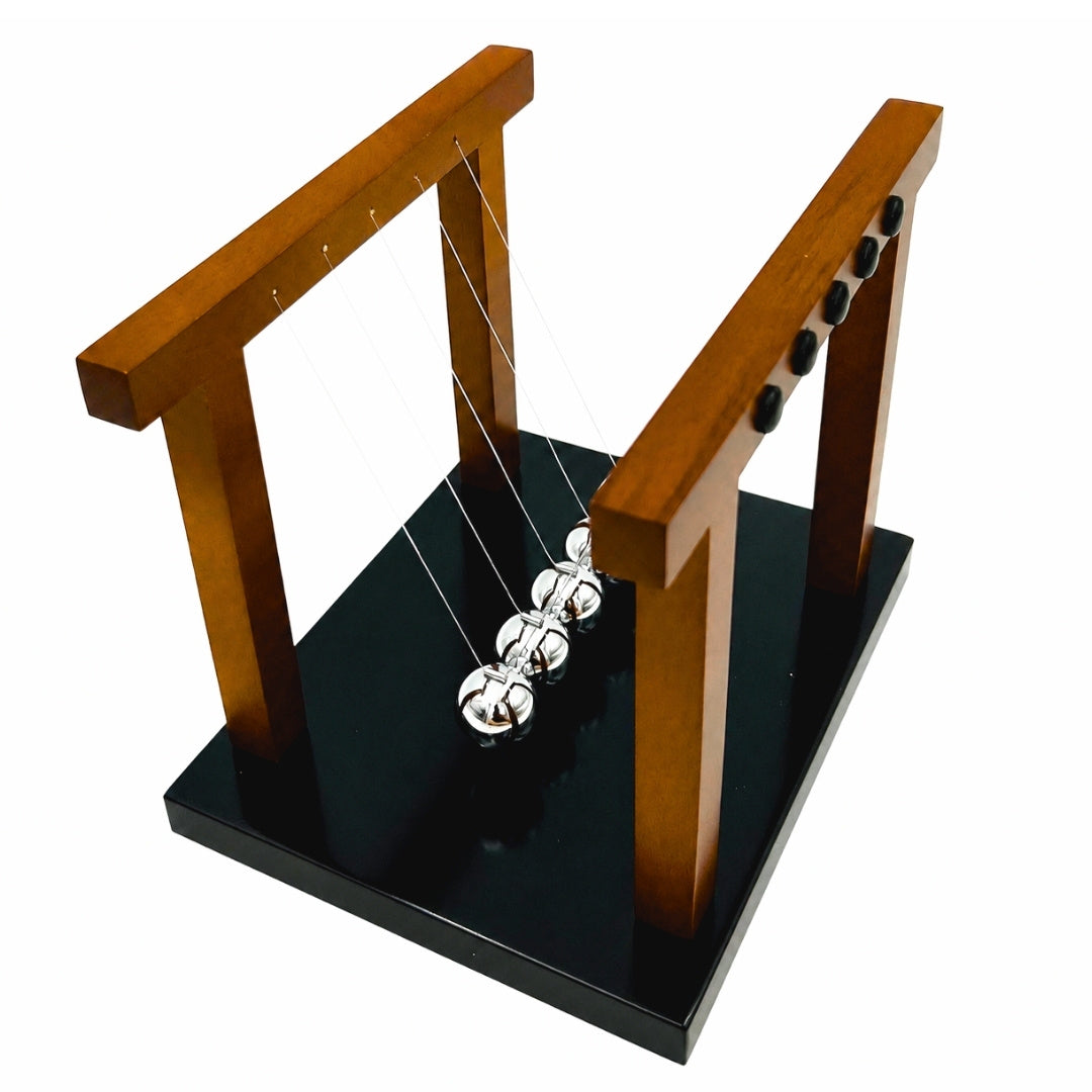 Elegante grote premium Newtonkogels op houten voet met mogelijkheid tot personalisatie door gravure