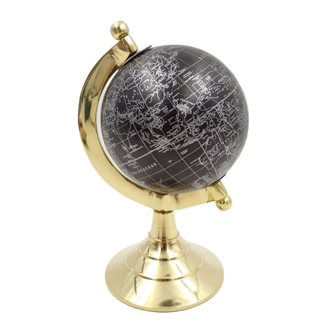 Decoratieve globe Black & Gold met mogelijkheid tot personalisatie van de gravure – elegant cadeau-accessoire, hoogte 20 cm, messing voet, zwarte kaart met zilveren opschriften
