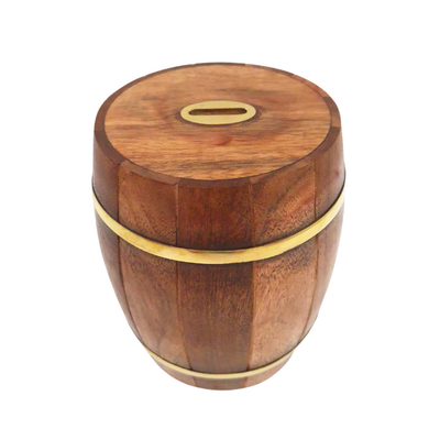 Grote houten spaarpot in de vorm van een ton met messing beslag