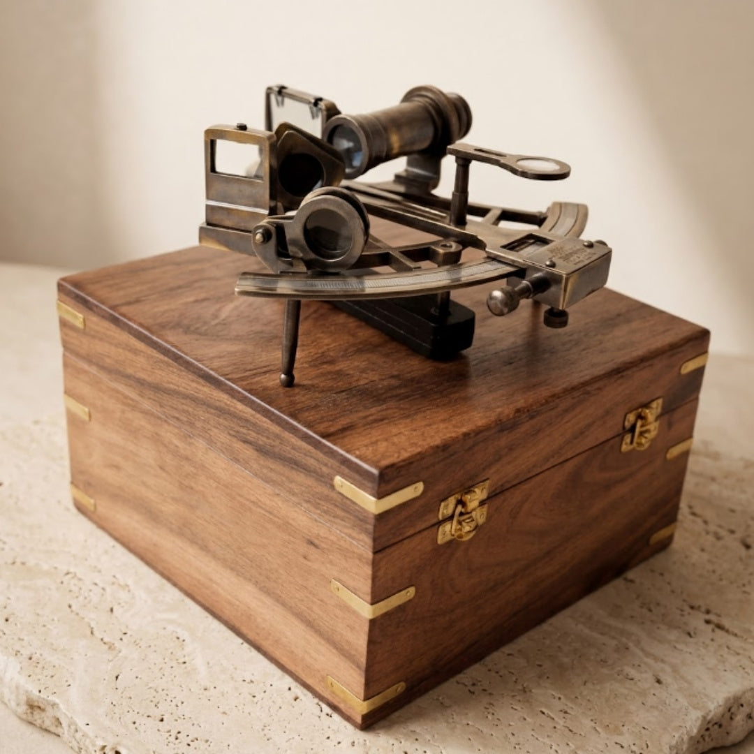 Messing sextant met gravure in houten doos
