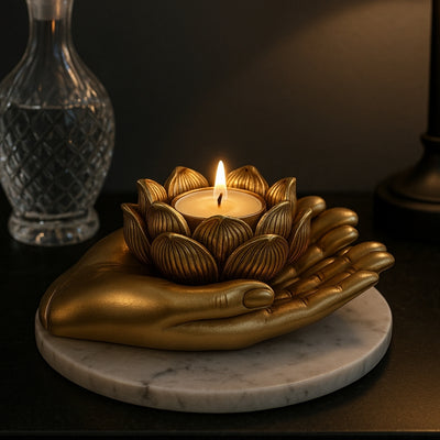 Gouden glamour-theelichthouder met mogelijkheid tot personalisatie met gravure – Elegant decoratief interieurelement met afmetingen 11,5 x 9,4 x 4,8 cm van polyresin
