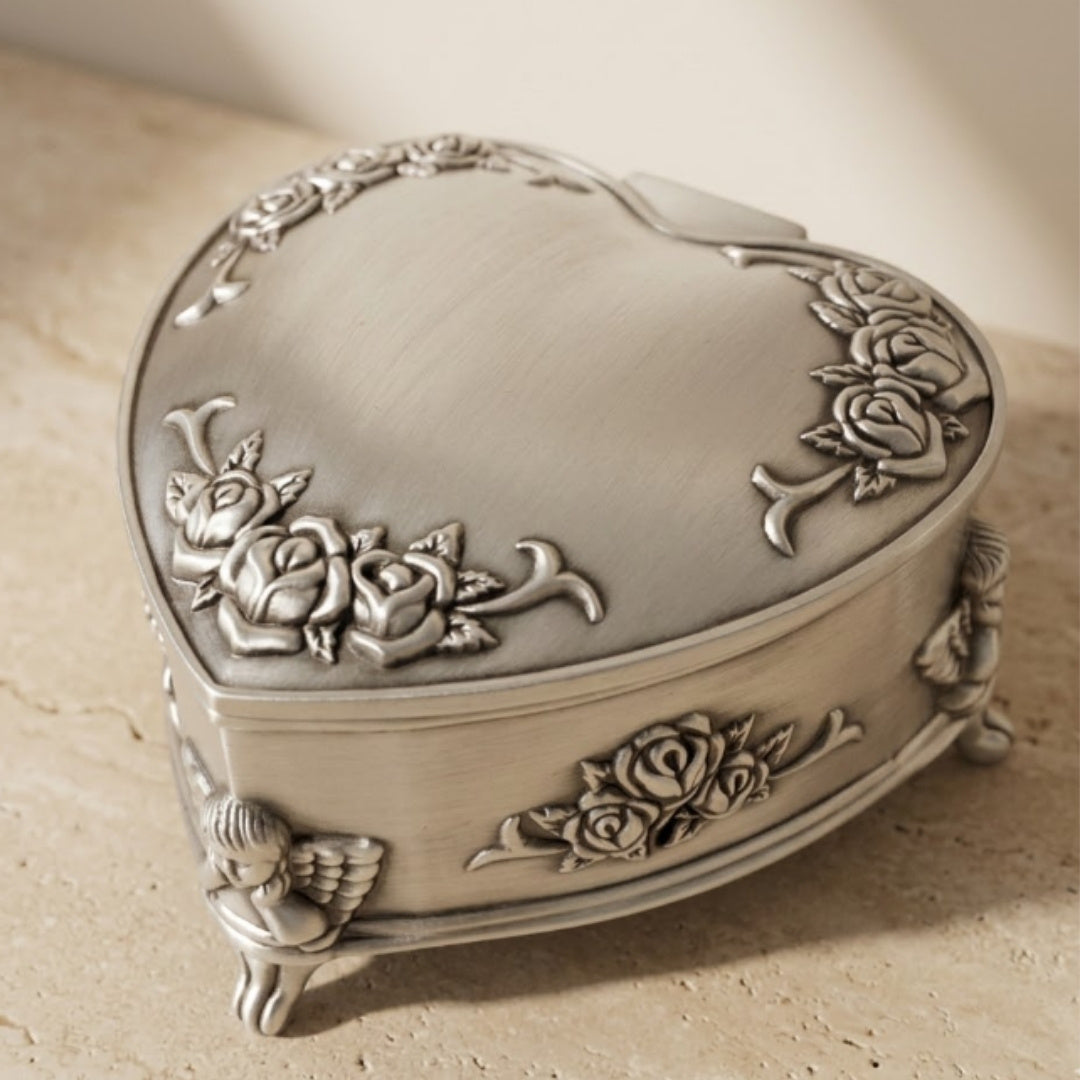 Metalen hartvormig kistje met mogelijkheid tot personalisatie met gravure – elegant cadeau voor Valentijnsdag, jubileum of verjaardag, versierd met rozenmotief, afmetingen 8,7 x 8,4 x 5,1 cm