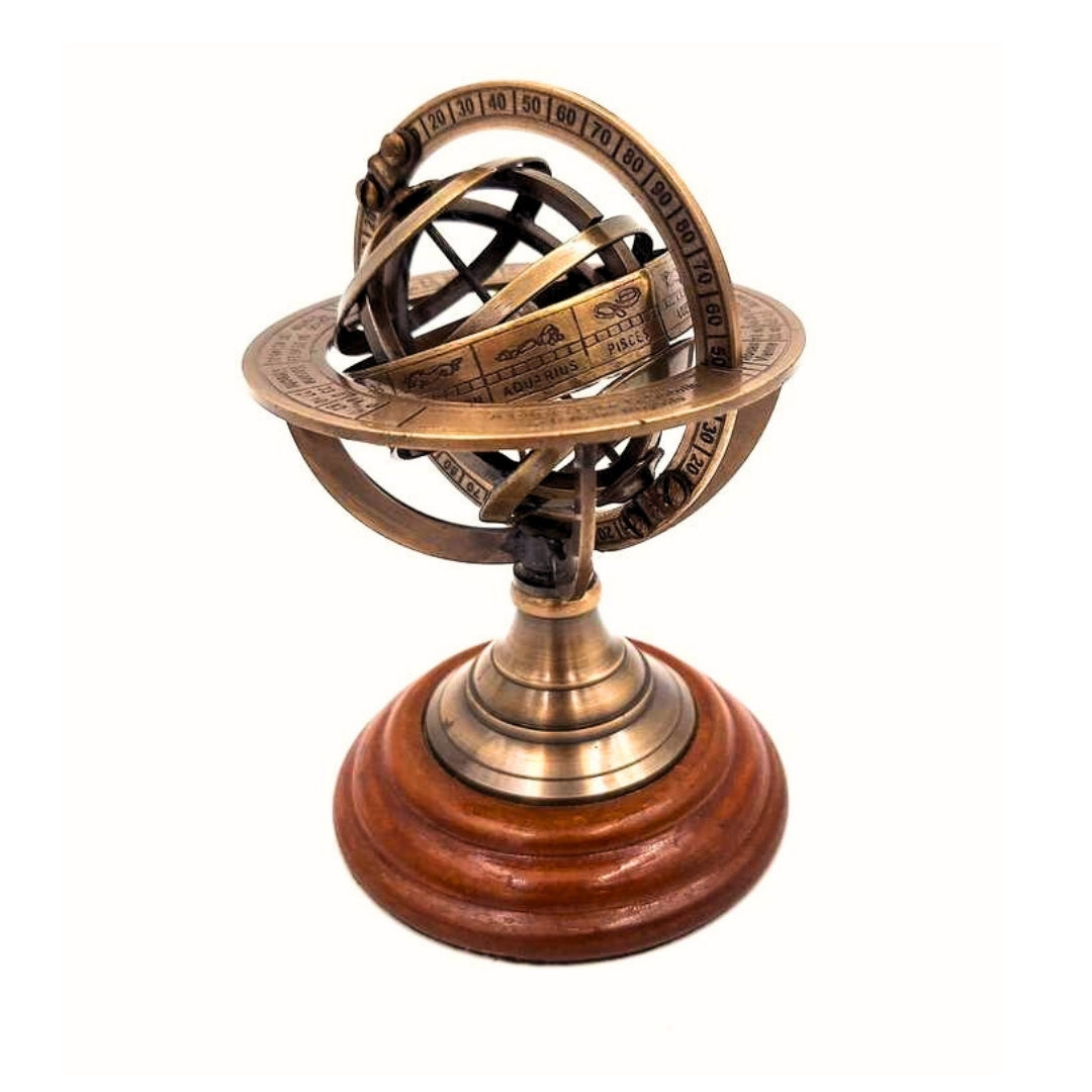 Decoratief messing astrolabium op houten voet met mogelijkheid tot personalisatie door gravure