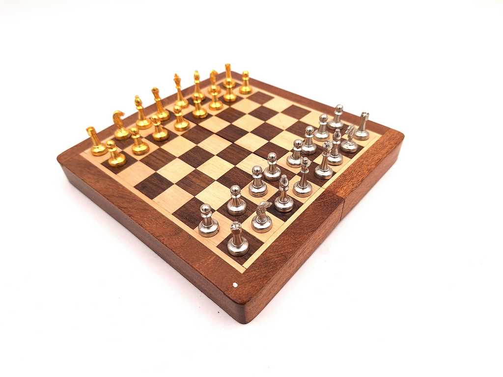 Magnetisch messing schaakspel in een houten doos met gepersonaliseerde gravure