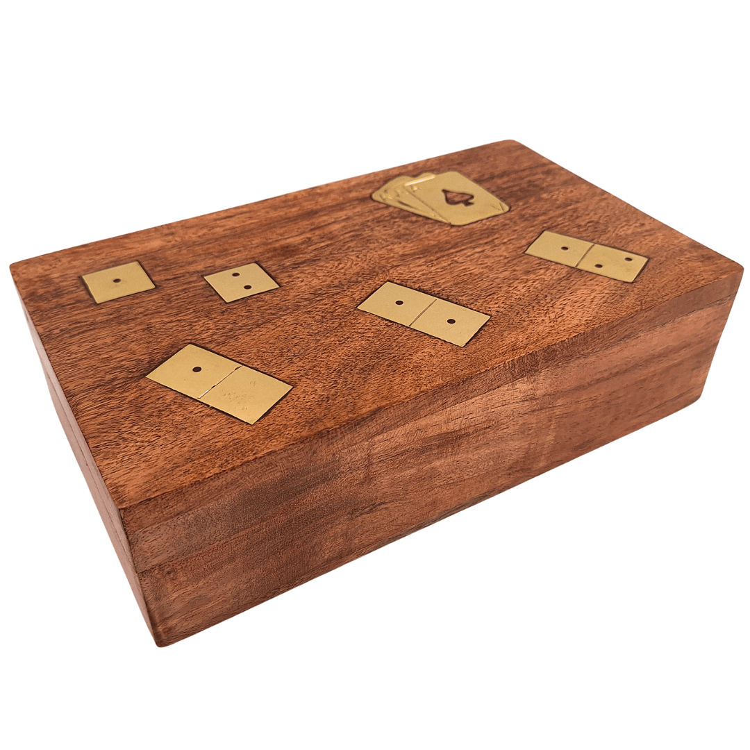 Spelset 3-in-1 in een elegant houten doosje met mogelijkheid tot personalisatie met gravure - Kaarten, domino, dobbelstenen - Ideaal cadeau voor liefhebbers van gezelschapsspellen - Afmetingen: 22,5 x 13 x 6 cm, acaciahout met messing versieringen