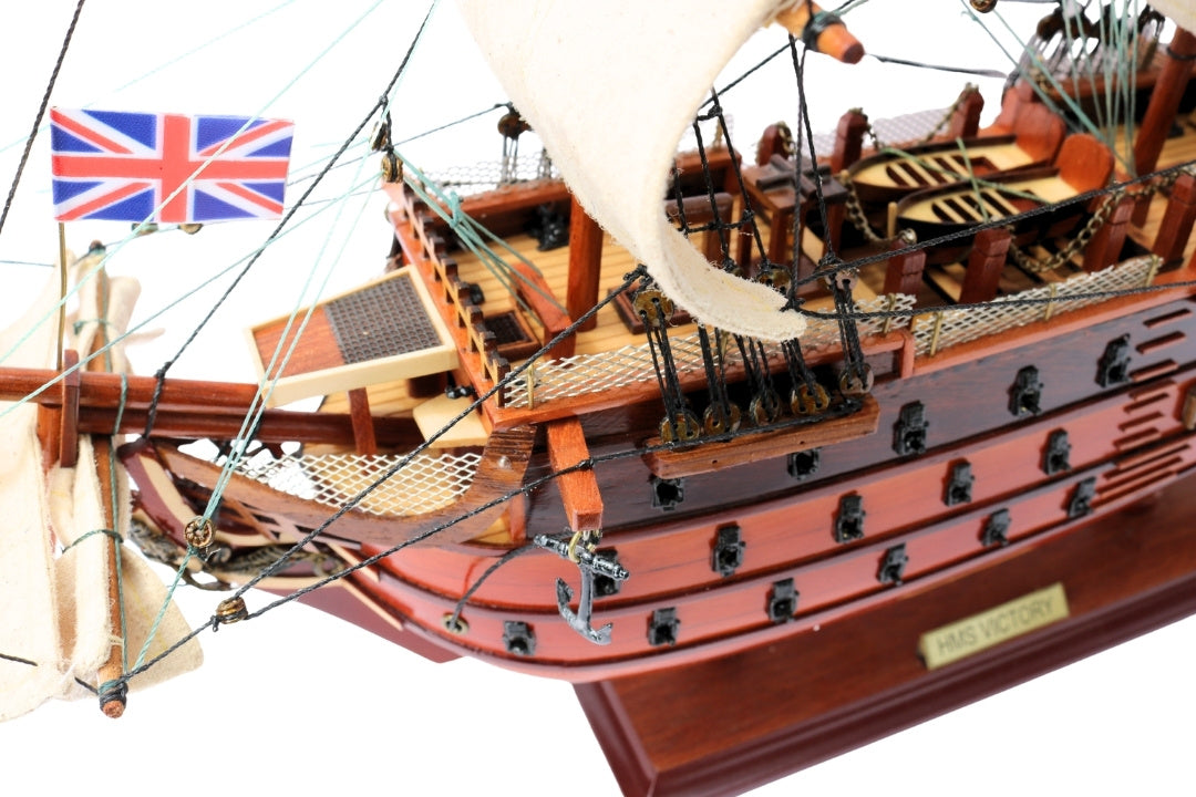 Model van het zeilschip HMS Victory, gemonteerd, 54 cm - Handgemaakte replica met mogelijkheid tot personalisatie door gravure - Ideaal cadeau voor zeilliefhebbers - Hoge kwaliteit, elegante houten voet