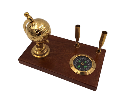 Elegante decoratieve bureauset met wereldbol, kompas en pennenhouders in bruin- en messingtinten met mogelijkheid tot personalisatie met gravure