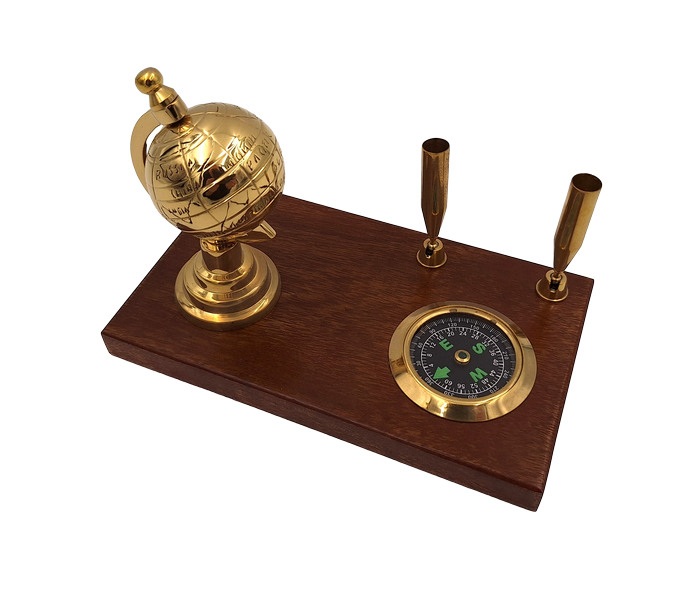 Elegante decoratieve bureauset met wereldbol, kompas en pennenhouders in bruin- en messingtinten met mogelijkheid tot personalisatie met gravure