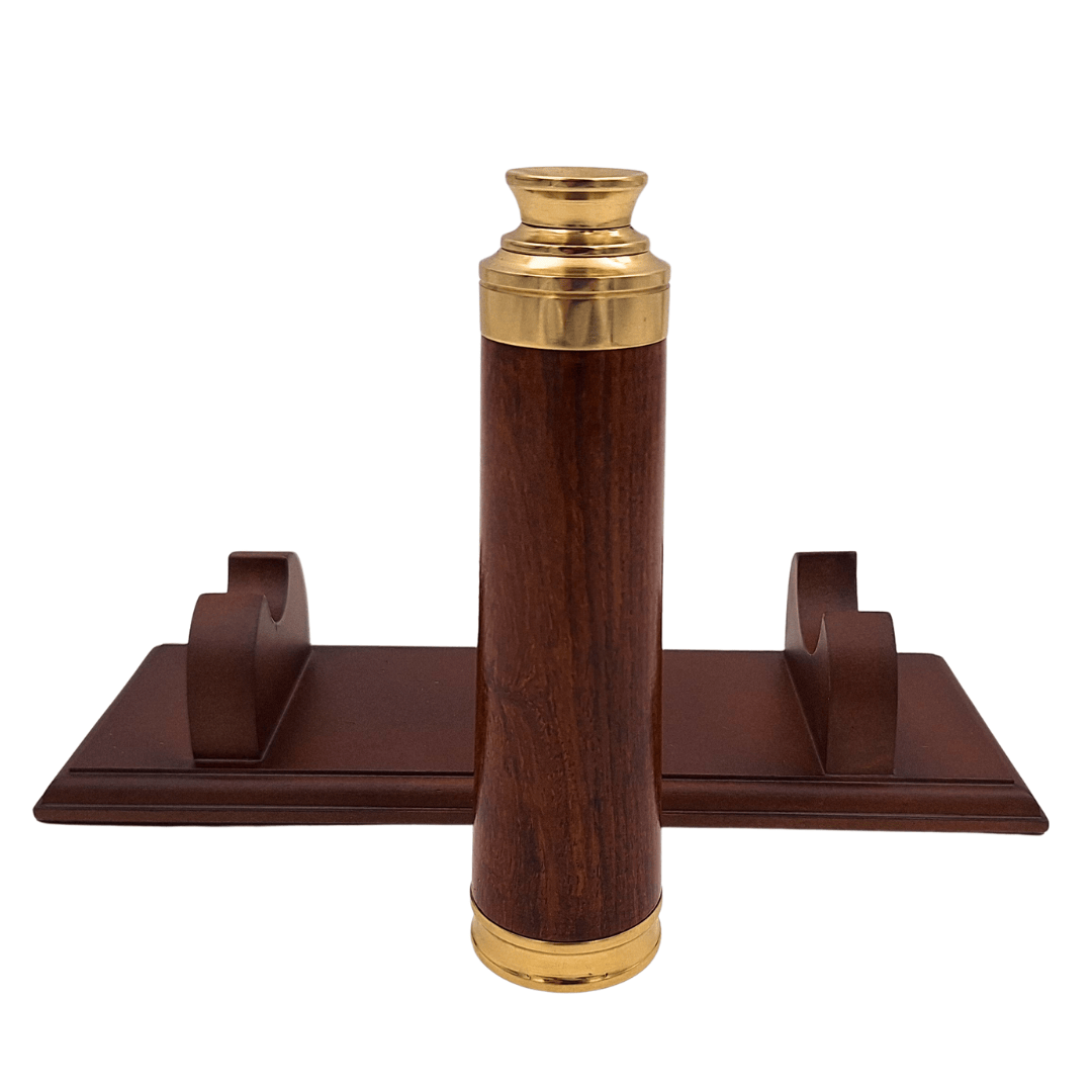 Messing-houten telescoop met mogelijkheid tot personalisatie met gravure op elegante houten voet