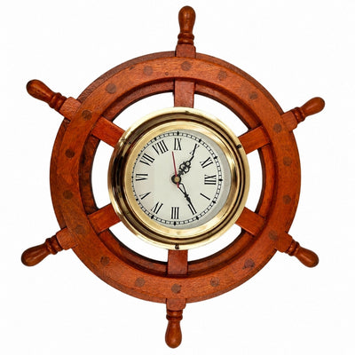 Maritieme klok in een houten stuurwiel van messing