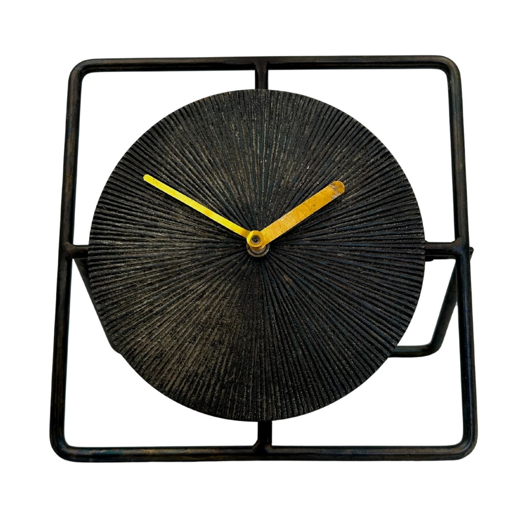 Elegante ronde metalen klok 20 cm in zwart-goud met mogelijkheid tot personalisatie met gravure