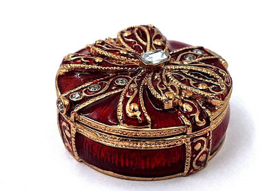 Exclusief metalen geschenkdoosje met kristalletjes B0118-08 in rood-gouden kleur, mogelijkheid tot personalisatie door gravure, ideaal voor sieraden en als elegant cadeau voor elke vrouw, afmetingen 4x4x1 cm, glamourstijl