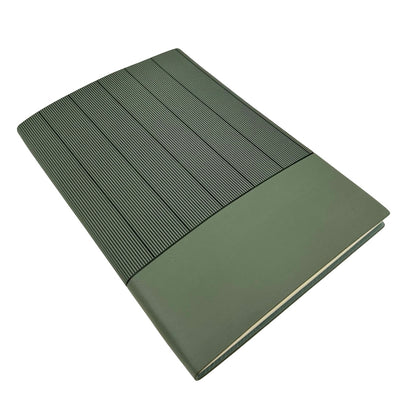 Elegante geschenkset met gepersonaliseerde gravure - leren notitieboek A5 in olijfgroen met pen en reservevulling in esthetische geschenkdoos