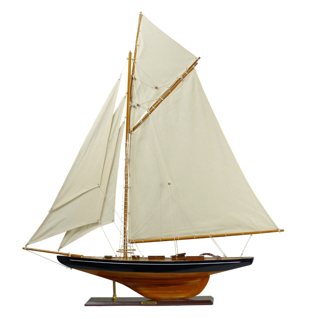 Model van het jacht Columbia met gaffeltuigage, hoogte 104 cm, houten, met mogelijkheid tot personalisatie door gravure
