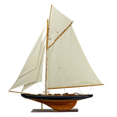 Model van het jacht Columbia met gaffeltuigage, hoogte 104 cm, houten, met mogelijkheid tot personalisatie door gravure