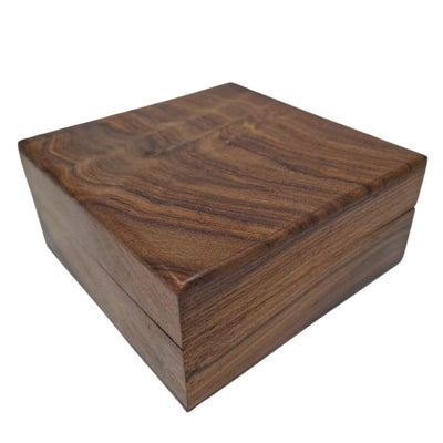 Elegante houten doos met marineblauwe inzet 14x14x6,5 cm met mogelijkheid tot personalisatie door gravure