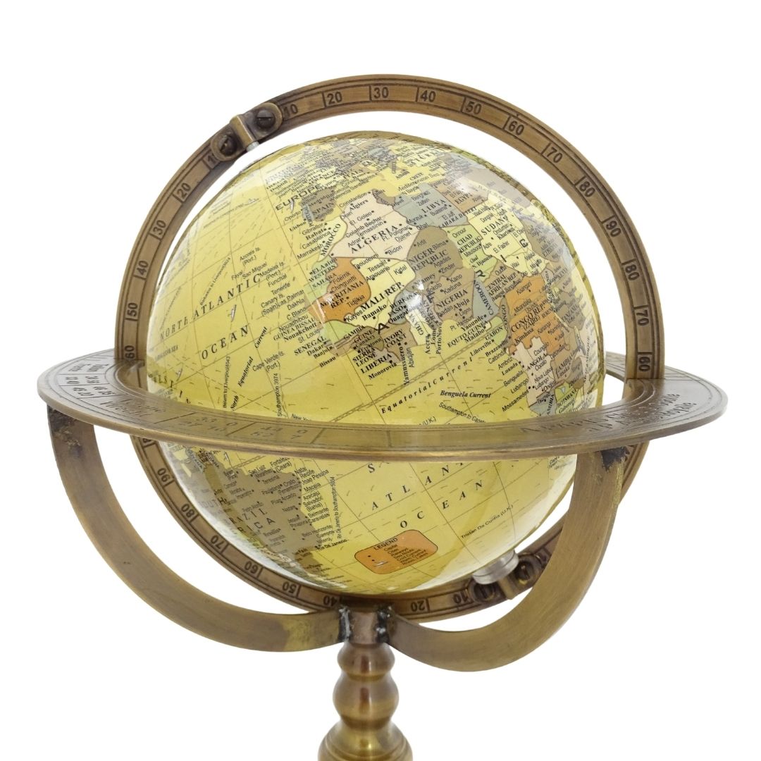 Decoratieve globe met messing voet en personaliseerbaar met gravure