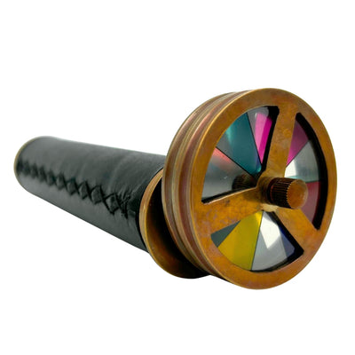 Retro caleidoscoop van messing en leer met mogelijkheid tot personalisatie met gravure - elegant cadeau met een hoogte van 18 cm en een diameter van 5,5 cm