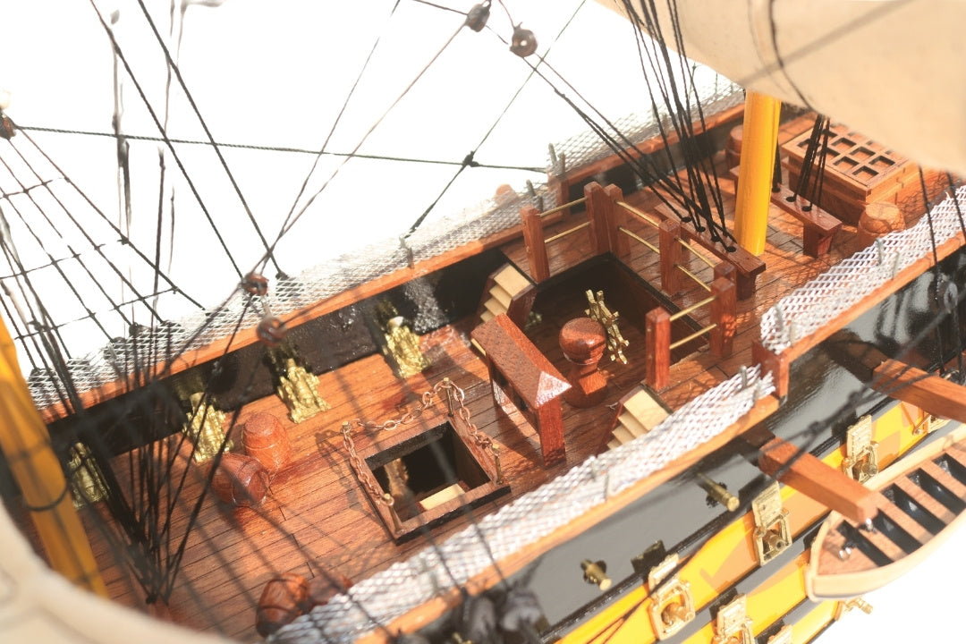 Model van het zeilschip HMS Victory 80cm, gemonteerd, met mogelijkheid tot personalisatie door gravure - Exclusieve decoratie als cadeau, handgemaakt van exotisch hout, hoge kwaliteit en oog voor detail