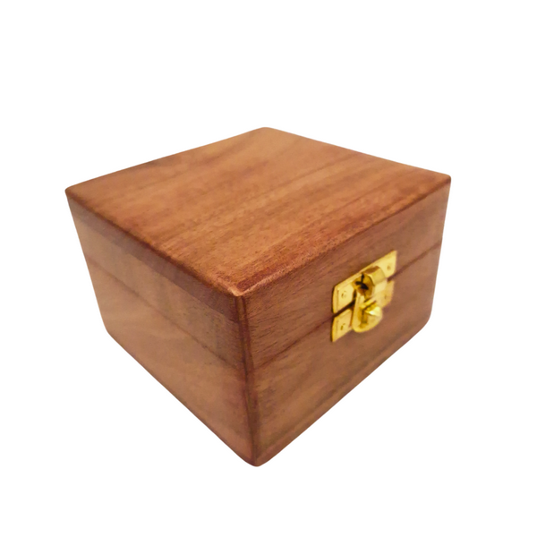 Houten geschenkdoos 6 x 6 x 4 cm met mogelijkheid tot graveren, bruin, met stoffen voering en messing sluiting