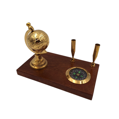 Elegante decoratieve bureauset met wereldbol, kompas en pennenhouders in bruin- en messingtinten met mogelijkheid tot personalisatie met gravure