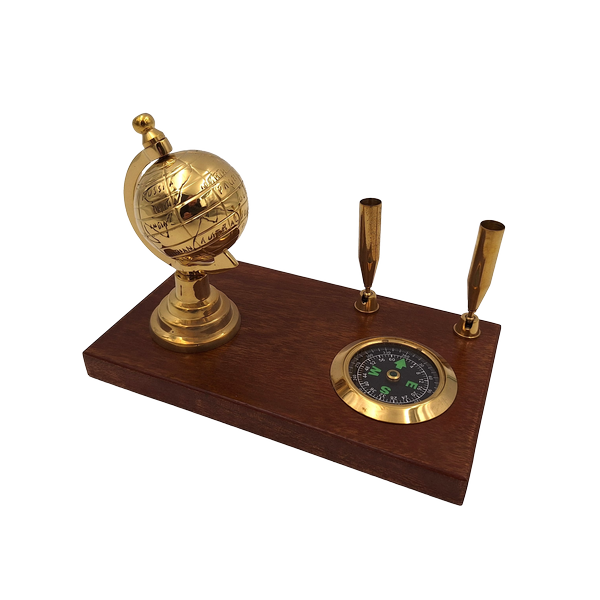 Elegante decoratieve bureauset met wereldbol, kompas en pennenhouders in bruin- en messingtinten met mogelijkheid tot personalisatie met gravure