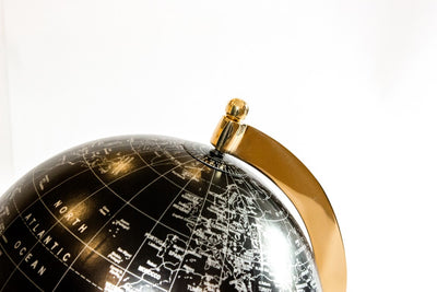 Decoratieve globe Black & Gold met mogelijkheid tot personalisatie van de gravure – elegant cadeau-accessoire, hoogte 20 cm, messing voet, zwarte kaart met zilveren opschriften