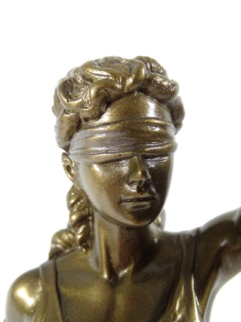 Beeldje Themis 35 cm met mogelijkheid tot personalisatie met gravure - elegant cadeau voor een advocaat, rechter of juridisch adviseur, gemaakt van polyresin in goudkleur met antieke afwerking
