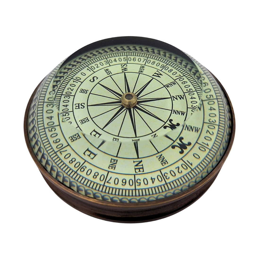 Retro replica van een messing lenskompas met gravure – gepersonaliseerd cadeau voor een reiziger, maritieme stijl, afmetingen 8x8x2,7 cm, messing en glas, inspirerend spreekwoord