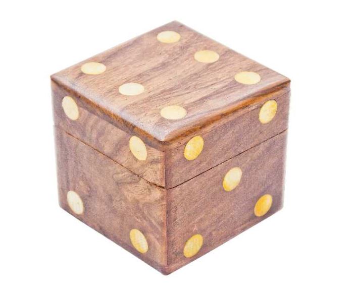 Houten dobbelstenen in een elegante doos met mogelijkheid tot personalisatie met gravure