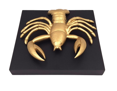 Gouden decoratief beeldje Kreeft van aluminium met mogelijkheid tot personalisatie met gravure - elegant cadeau voor elke gelegenheid, afmetingen 29 x 27,5 x 9 cm, zwarte houten voet