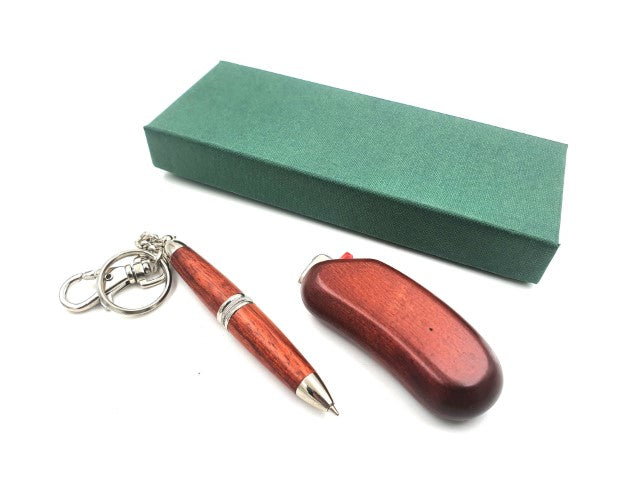 Elegante geschenkset met aansteker en pen in een houten behuizing, personaliseerbaar met gravure, mahoniekleur, ideaal voor bijzondere gelegenheden