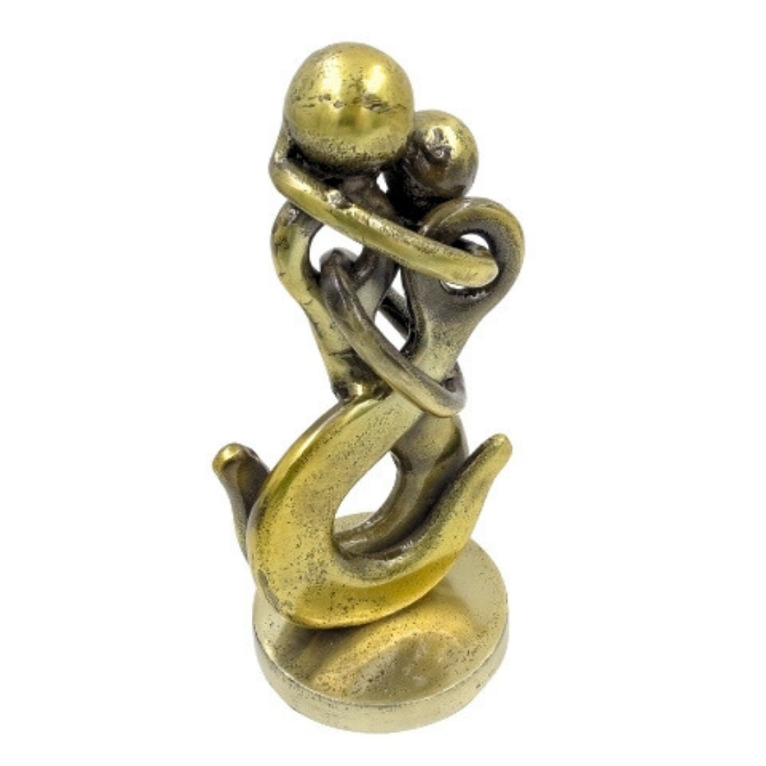 Metalen figuur van een verliefd stel met gravure