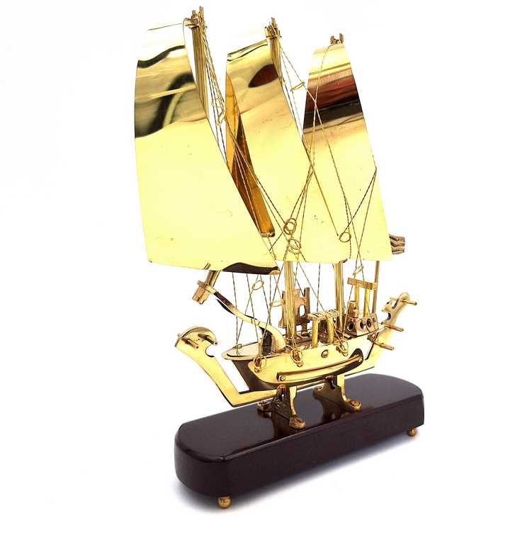 Elegant messing schip op houten voet 30 cm met mogelijkheid tot personalisatie door gravure
