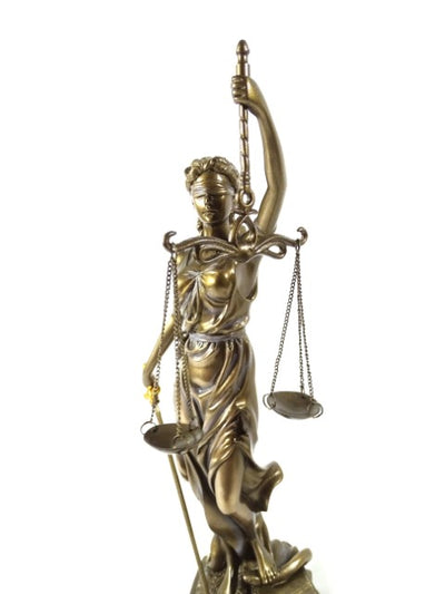 Beeldje Themis 35 cm met mogelijkheid tot personalisatie met gravure - elegant cadeau voor een advocaat, rechter of juridisch adviseur, gemaakt van polyresin in goudkleur met antieke afwerking