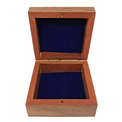 Houten geschenkdoos sieradendoosje 8x8cm met marineblauwe inzet en mogelijkheid tot personalisatie door gravure