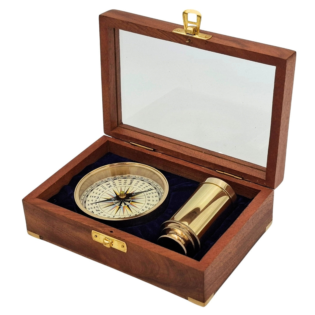 Cadeauset met messing kompas en verrekijker in elegante houten doos met gravure