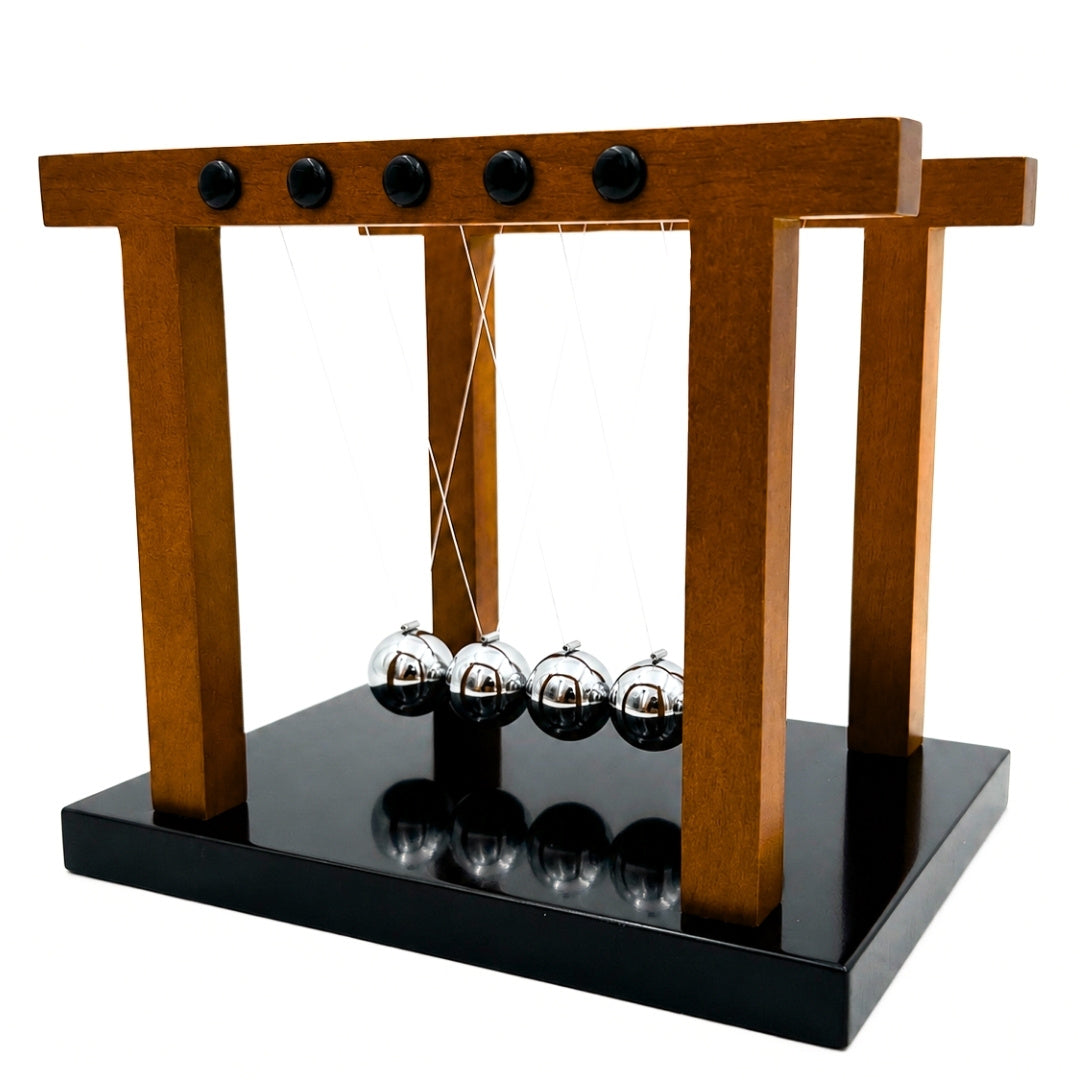 Elegante grote premium Newtonkogels op houten voet met mogelijkheid tot personalisatie door gravure