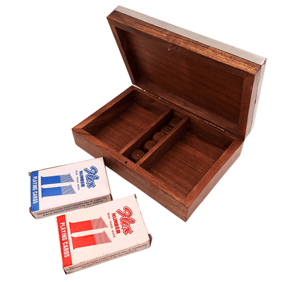 Elegante spellenset met twee kaartspellen en dobbelstenen in houten doos met aluminium bovenkant