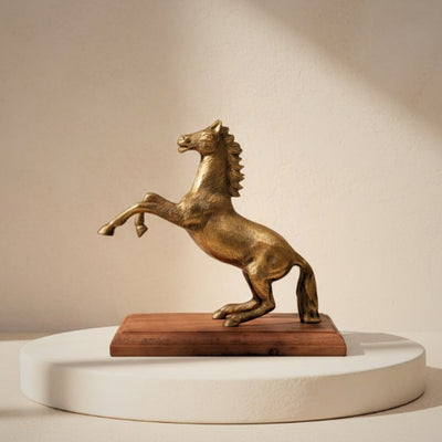 Aluminium paardenfiguur op houten voet met mogelijkheid tot personalisatie door gravure - elegant cadeau in goud- en bruintint, hoogte 27.5 cm