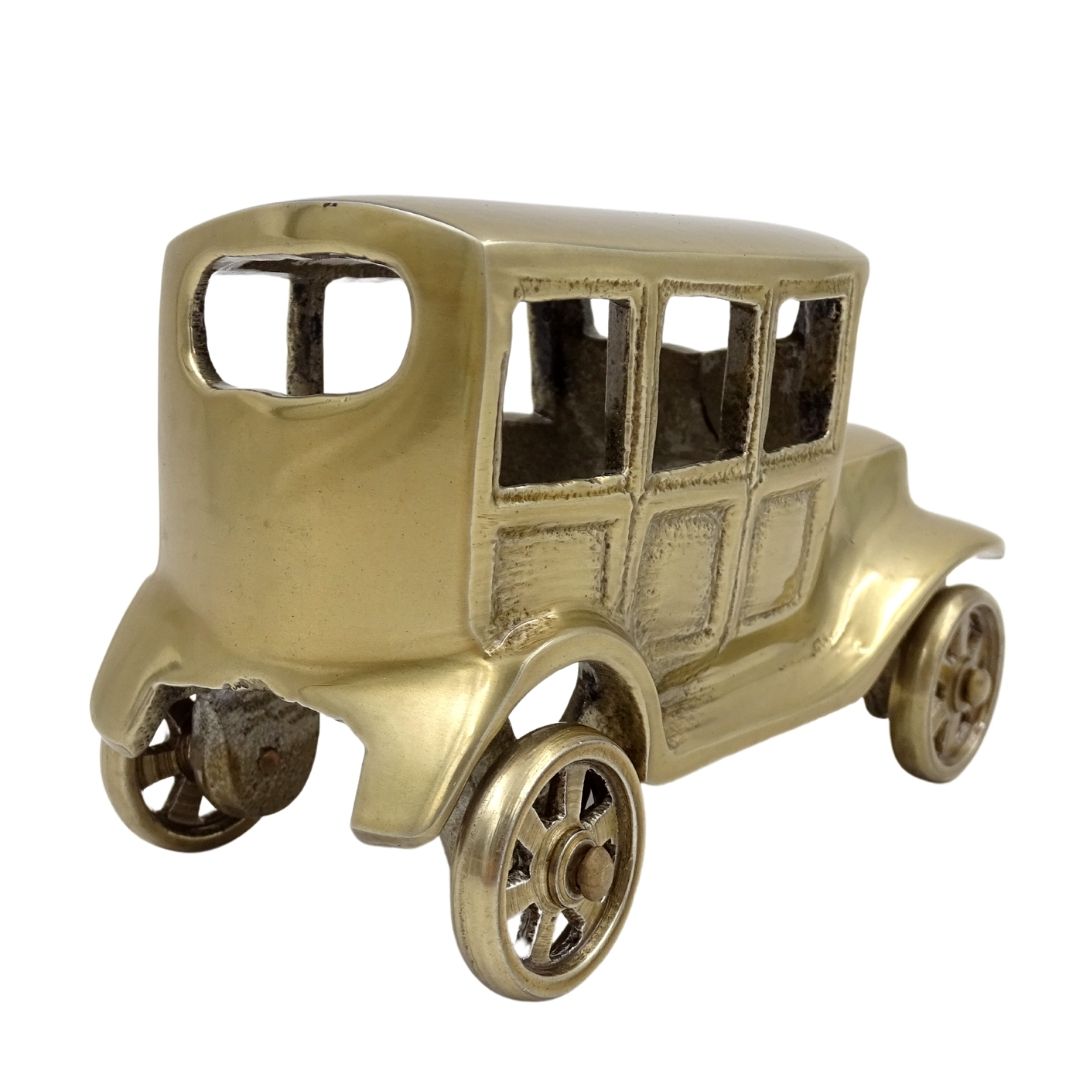 Metalen model van een retro BMW Dixi-auto in antiek messingkleur met personaliseerbare gravure