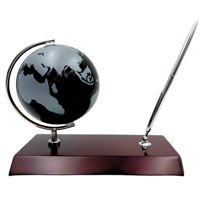 Elegante decoratieve bureauset met gepersonaliseerde gravure - globe, pennenhouder van verchroomd metaal en donker hout
